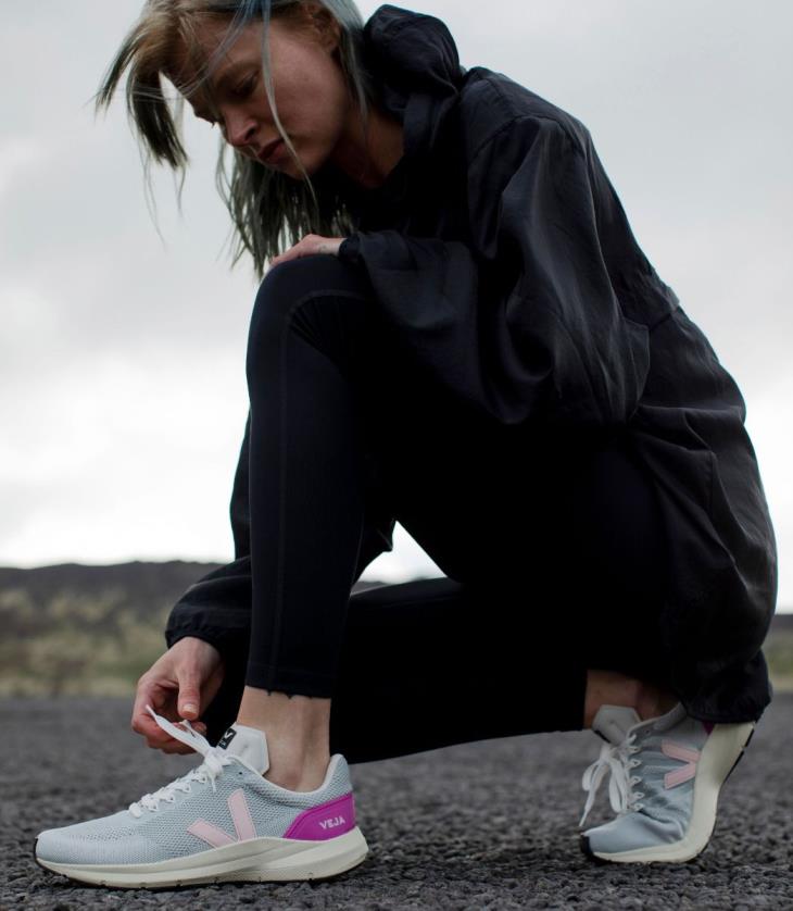 8JL44211Veja Marlin V-Strick Kreideschwarz Ultraviolett