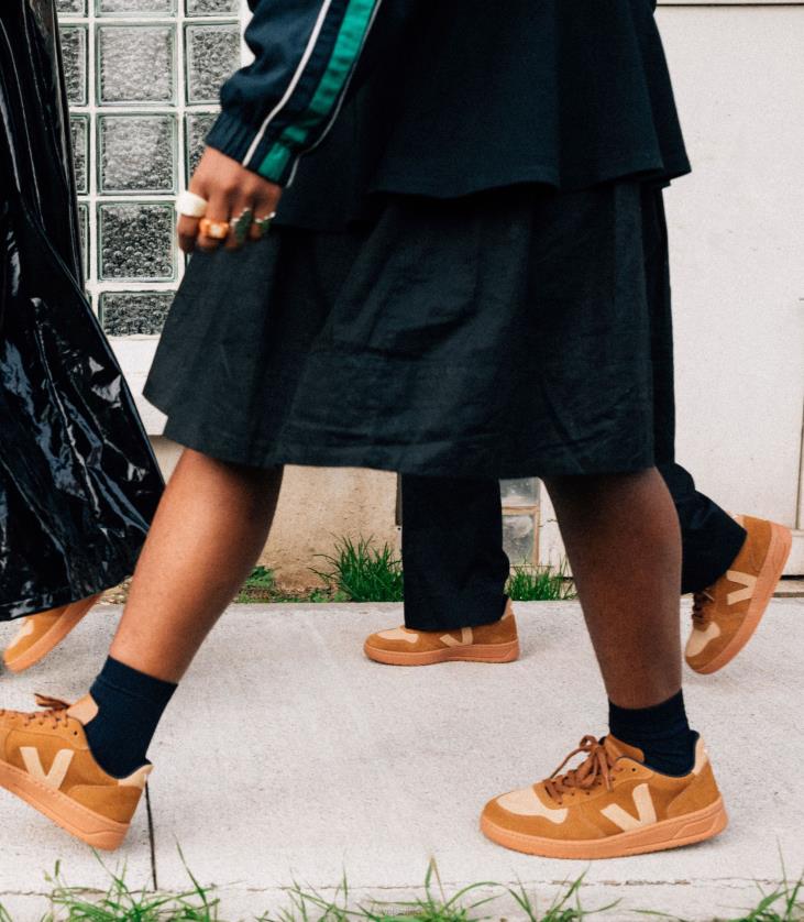 8JL4461Veja V-10 Wildleder Kamelwüste